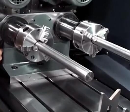  軸類深孔鉆床，這樣的數控機床國內很少見，看看不一樣的加工過程